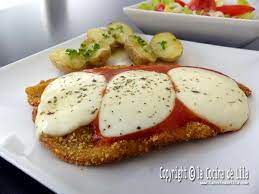 Huevo, queso rallado y pan rallado. Milanesa De Pollo Napolitana