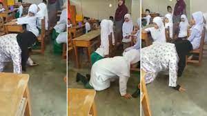 Ibu suruh ustazah merangkak depan murid akibat bengang anaknya didenda sebegitu.kalau awang dulu, beritahu dengan mak kena denda dekat sekolah, balik tu confirm kena sedas lagi dengan mak! Bukan Berita Politik Saksikan Video Menyayat Hati Ibu Murid Paksa Ustazah Merangkak Dalam Kelas Disaksikan Murid Lain Ustazah Dapat Offer Ke Jepun Link Gambar Ibu Murid 1 Isu Semasa