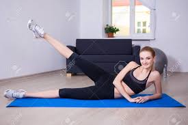 Lass uns mit aerobic basics starten und dann zu kräftigungsübungen gehen. Aerobic Konzept Schlanke Flexible Frau Macht Ubung Auf Yoga Matte Zu Hause Stretching Lizenzfreie Fotos Bilder Und Stock Fotografie Image 50829853