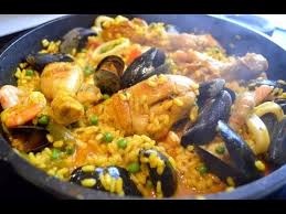 Une Nouvelle Version De Paella Rapide Et Facile Faite Maison Cette Recette A Base De Riz Poulet Et Frui Paella Recette Recette Paella Rapide Paella Au Poulet
