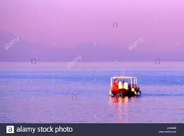 Dawn Himmel und flaches Wasser zum Angeln Boot Plakes Strand ...