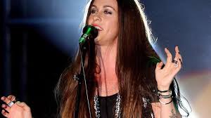 Biography by stephen thomas erlewine. Musik Alanis Morissette Schmiedet Grossere Nachwuchsplane Augsburger Allgemeine