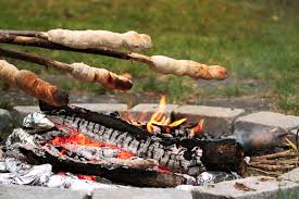 Stockbrot Rezept Herzhaftes Und Susses Brot Furs Lagerfeuer Campofant In 2020 Stockbrot Rezept Camping Essen Ideen Camping Rezepte Einfach