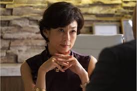月９ドラマ suits スーツ のあらすじと見どころまとめ 鈴木保奈美さんのキャリアファッションにも注目 precious jp プレシャス 女優 ファッション イエロー ブラウス