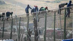 Spanish tv channel 24h reported on tuesday morning that as many as 85 migrants climbed the border fence to break into melilla, which is located about 300km east of ceuta on the moroccan shore. More Than 200 Migrants Storm Morocco Spain Border At Melilla