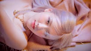 Meski begitu dia membulatkan tekad untuk tidak mencintai orang itu lagi dan mulai melanjutkan hidup kembali. Lirik Dan Arti Lagu On The Ground Rose Blackpink Everything I Need Is On The Ground Tribunnews Com Mobile