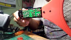 Rangkaian raket nyamuk tentu sudah sering anda mendengarnya atau bahkan menggunakannya ketika rumah anda diserbu oleh sepeleton pasukan penghisap darah di malah hari. Memperbaiki Raket Nyamuk Listrik Mengganti Komponen Kapasitor 224j 630v Raket Nyamuk Listrik Youtube