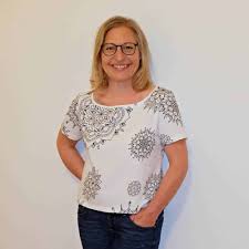 Suche dir einfach eine der zahlreichen gratis anleitungen und schnitte aus und lege gleich los mit einem schönen nähprojekt. Nahanleitung Fur Ein Damen T Shirt Gratis Schnittmuster Gr 34 48