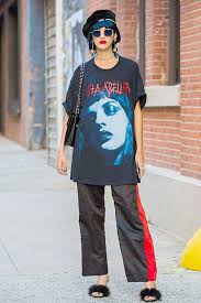 However on larger shoulders you could get away with simply tucking it in and wearing as an oversized. Here S How To Wear A Comfy Giant T Shirt And Still Look Stylish Seriously Big Shirt Outfits Jeans And T Shirt Outfit Tshirt Outfits