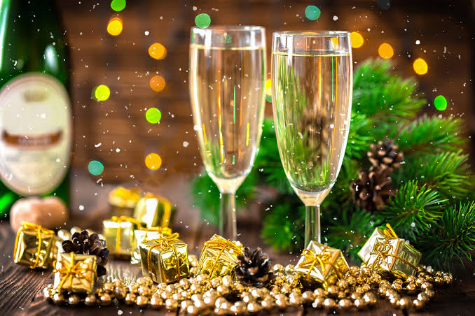 7 Tips for the Perfect Holiday Toast - Diane Gottsman | Leading Etiquette  Expert | Modern Manners Authority