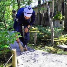 There are plenty of materials to make a garden path such as mulch, gravel, mown, stone, brick, etc. Sweeping The Crushed Gravel Murin An A Japanese Garden Masterpiece In Kyoto S Higashiyama