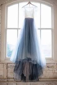 Ein farbiges brautkleid unterstreicht den jeweiligen charakter einer jeden braut und ist vor allem für ältere damen oder für das standesamt perfekt auch für die zwete hochzeit oder die ältere braut. 59 Farbige Brautkleider Ideen Brautkleid Farbige Brautkleider Kleider