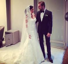 Yeşilçam'ın en sevdiğim kadın oyuncularından biri hülya koçyiğit. Engin Altan Duzyatan Ve Neslisah Alkoclar Evlendi