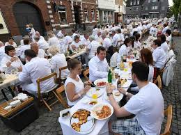 Our threshold dining tables and project 62 dining tables are sure to blend effortlessly into your dining space, so creating a stylish ensemble for a cozy, comforting meal is a breeze. In Aldekerk Fand Das Zweite White Table Dinner Statt