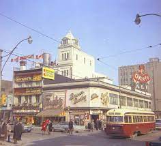 The Brown Derby At The Northeast Corner Of Yonge And Dundas Streets Circa 1960 S Toronto City Toronto Streets Toronto Street