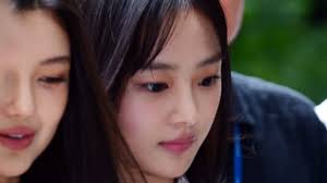 The group UNIS captured the eyes and ears with a performance of  "SWICY."Eunice (Jin Hyun-joo, Nana, ..