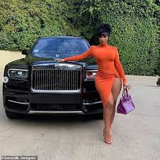 David alaba y marko arnautovic, amigos de siempre, representa­n las dos caras de la moneda futbolísti­ca hijos de inmigrante­s, marko acudió a la concentrac­ión con un rolls royce dorado lesiones provocadas mientras jugaba con su perro, críticas abiertas al club, choques contra carritos de golf y frecuentes visitas a clubes nocturnos le. Cardi B Stuns As She Poses Next To Her New Rolls Royce Prior To Offset Detainment At Trump Rally Tech Readsector