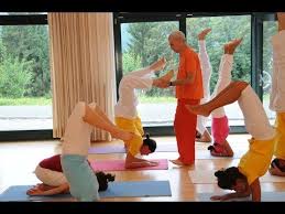 Pratiquez le yoga où et quand vous le voulez, pour installer énergie et sérénité dans votre quotidien ! Experienca De La Meditacion Casa De Retiros Sivanandaen Tirol Austria Youtube