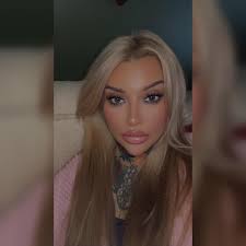 Who is a good English-speaking hairdresser in Estepona for cutting layers?