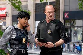 Le détective elliot stabler retourne au nypd pour combattre le crime organisé après une perte personnelle dévastatrice. Law And Order Organized Crime Season 1 Episode 7 Photos Everybody Takes A Beating Sometime Seat42f