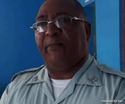 El mayor Ramón Berroa, quien fue suspendido de las filas de la Policía  Nacional hasta tanto concluya la investigación, supuestamente se desmontó  de un vehículo de la institución del orden y realizó