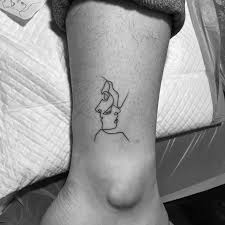 Qui Etre Etre Qui Ideesdetatouage Meilleurtatouage In 2020 Freunde Tattoo Tatowierungen Tattoo Ideen Klein