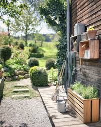 Ein Schweizer Garten On Instagram Bei Der Kuche Sind Frische Krauter Gleich Zur Hand In Den Weinkisten Lagern Mein Outdoor Gardens Love Garden Outdoor Space