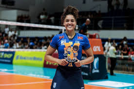 Celeste Plak surpreende e anuncia fim da carreira aos 30 anos