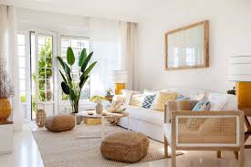 La Renovation D Un Appartement Inonde De Blanc Pour Faire Entrer La Lumiere Planete Deco A Homes World En 2020 Deco Interieur Maison Appartement