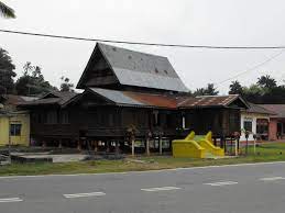 Bentuknya adalah memanjang dan bumbung s. Rumah Tradisional Melayu Negeri Sembilan Ahmad Kamal Flickr