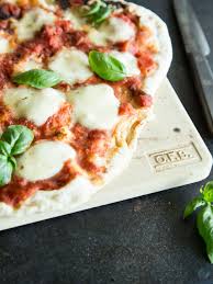 Pizza Margherita Vom Pizzastein Otto Wilde Grillers Pizza Auf Dem Grill Pizzastein Gegrilltes Essen