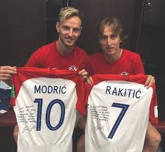 Модрич лука (modric luka) футбол полузащитник хорватия 09.09.1985. Modrich I Rakitich Obmenyalis Futbolkami Posle Finala I Poblagodarili Drug Druga Za Provedennoe Vremya Na Chempionate Mira Footba Futbolnye Memy Futbol Horvatiya