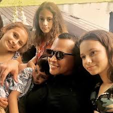 Дженнифер лопес родила двойняшек в 2008 году, когда была замужем за певцом марком. Trogatelnoe Foto Deti Dzhennifer Lopes S Ee Bojfrendom Sass