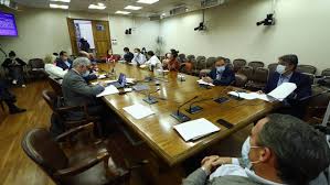 En el caso de los jubilados con rentas vitalicias, se considera que el estado realice un anticipo solidario, equivalente al 10% de su reserva técnica, con un tope de 100 uf, que deberá reintegrarse con un descuento que no podrá exceder del 10% de la renta vitalicia. Que Dicen Los Proyectos De Un Tercer Retiro Previsional