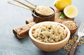 Si no la hemos limpiado o no sabemos si durante su cultivo fue limpiada, lo primero que debemos hacer es remojar por dos horas las semillas de quinua y posteriormente. Como Cocinar Quinoa