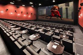 It has 11 regular screens and 3 vip screens. Program Movieplex Plaza Cinemagia