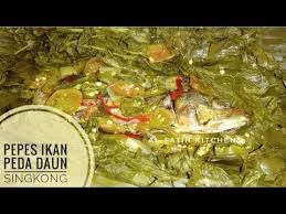 Pepes ikan kerapu yang di dalamnya juga daun singkong dan daun pepaya yang ikut dipepes. Cara Membuat Pepes Ikan Peda Daun Singkong Simple Dan Enak Youtube