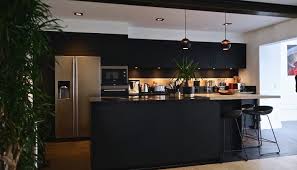Cuisine Perene Paris 07 Une Cuisine Noire Moderne Et Design Cuisine Noire Amenagement Cuisine Cuisine Moderne