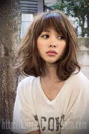 斜め前髪 の事を 斜めバング とか アシメ前髪 と言って 最近の流行中ヘアーです 今こそ春こそ思い切ってイメージチェンジして オシャレな アシメ前髪 に挑戦してみませんか 前髪のセルフカット方法もご紹介します ヘアスタイリング ヘアカット