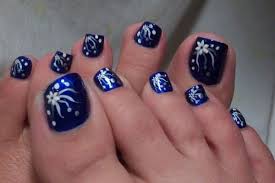 If that defines you, then you should totally rock one of these designs. Navy Blue Nails With White Flowers Toe Nail Art