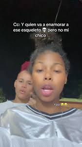 Esqueleto Gigante en Comedia: ¡Momentos Divertidos!