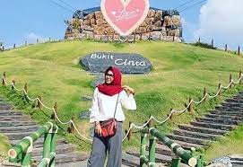 Bukit pananjakan bukit pananjakan memiliki sebutan lain yaitu the famous of sunrise lantaran menjadi salah satu tempat terbaik untuk menikmati matahari terbit di balik puncak gunung bromo. Lokasi Dan Harga Tiket Masuk Bukit Cinta Pamekasan Madura Update Foto Romantismu Disini Daka Tour