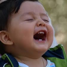 Tu bebé tiene cuatro dientes y los rechina y te pone de los nervios? ¿Qué  hacer en este caso? La respuesta es NADA. No, no se va a romper los  dientes. No,