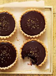 Tartelettes Au Chocolat Et Au Miel Ricardo Recipe Chocolate Tarts Recipe Tartlets Recipe Desserts
