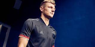 Erhalte jetzt hier das neue adidas dfb auswärtstrikot 2021.wir haben das brandneue auswärtstrikot für deutschland in offiziellen adidas materialien, um dich perfekt auf die europameisterschaft vorzubereiten. Neuer Look Deutsche Nationalelf Tritt Bei Em In Schwarzen Trikots An Hamburger Morgenpost