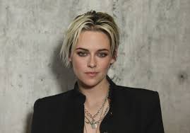 Les cinéphiles se souviennent du couple formé par les comédiens dans un homme une femme, sacré palme d'or en 1966. Happiest Season Decouvrez La Bande Annonce Du Film De Noel Avec Kristen Stewart Heroine Lesbienne Elle