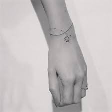 Myšlenka ženských módní tetování fotografií a jednoduchých skic pokud patříte k lidem, kteří jsou připraveni oznámit celému světu o jejich osobnosti, pak je třeba něco víc než slova. Bracelet Tattoo Design Wrist Bracelet Tattoo Wrist Tattoos Girls Tattoos