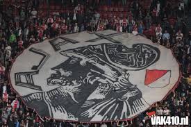 Auch 'zeichen auf der waffe (auf schild, rüstung, fahne), wappen' ist mit. Fans Fordern Das Alte Ajax Wappen Vvv Germany