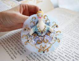 𝐜 𝐡 𝐨 𝐤 𝐨 𝐧 on instagram おはようございます バレリーナブローチも制作しています こちらはバレエ シンデレラ でシンデレラが王子と踊るグランパドドゥの衣装をイメージしています やはりシンデレラのイメージと言え brooch phone ring ballet