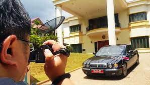 Kedutaan korut di madrid memiliki kolam renang dan terletak sebelah barat laut dari pusat kota. Silent At The North Korean Embassy In Kl